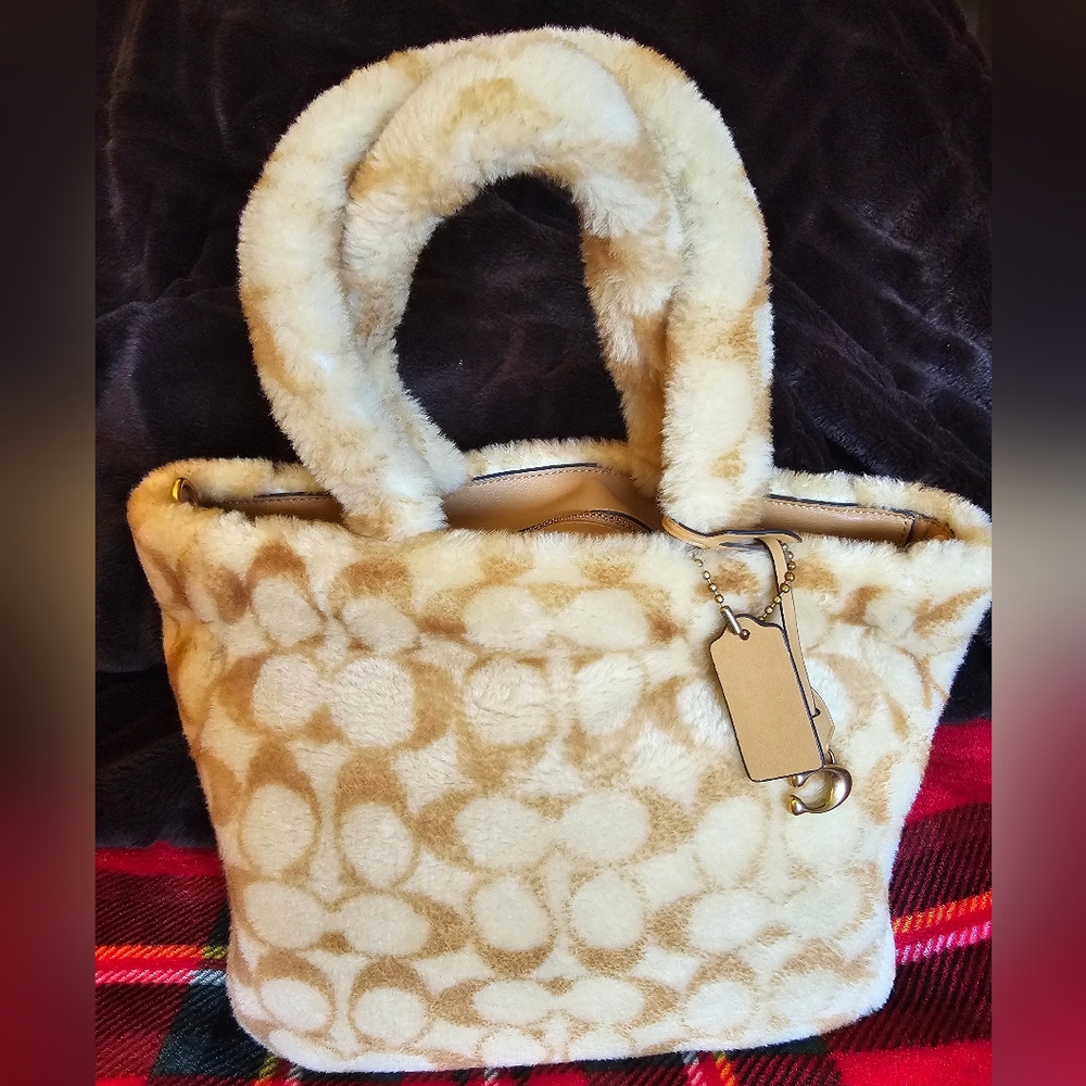 Coach Tote 28 In Signature Shearling - Excellent condition